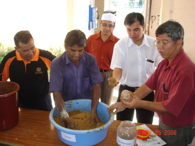 Ahli Majlis En Oon Neow Aun dan Soon Lip Chee menunjuk kaedah membuat EM 'Mud Ball' di Taman Bagan pada 16-11-2008